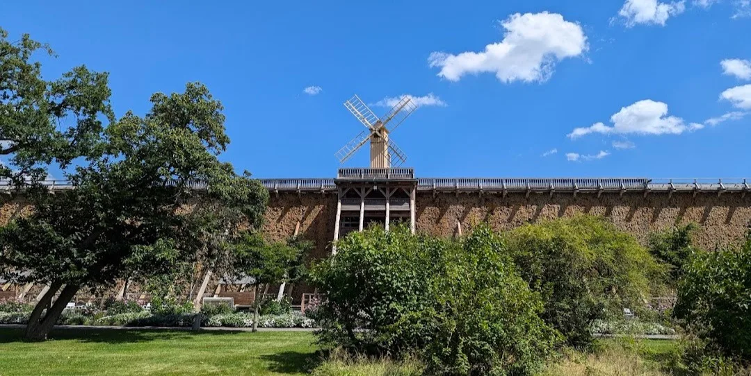 Gradierwerk mit Windrad im Kurpark Bad Dürrenberg