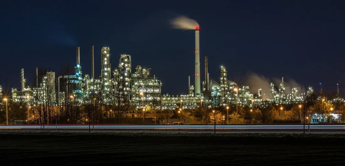 Beleuchtete Anlagen des Chemieparks Leuna bei Nacht