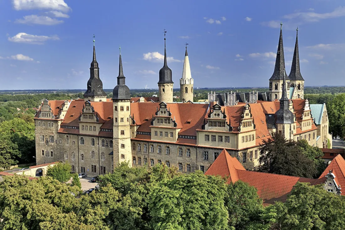 Schloss und Dom zu Merseburg über den Baumwipfeln
