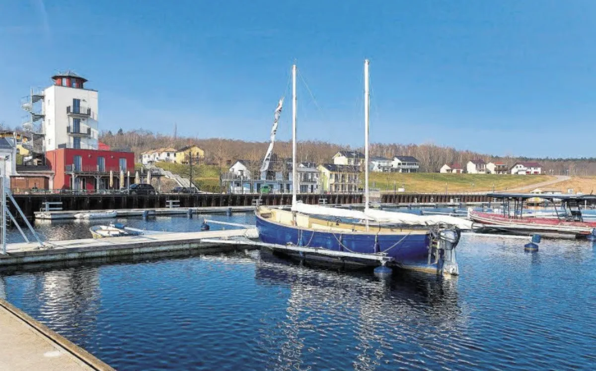 Segelboote in der Marina am Geiseltalsee bei Mücheln